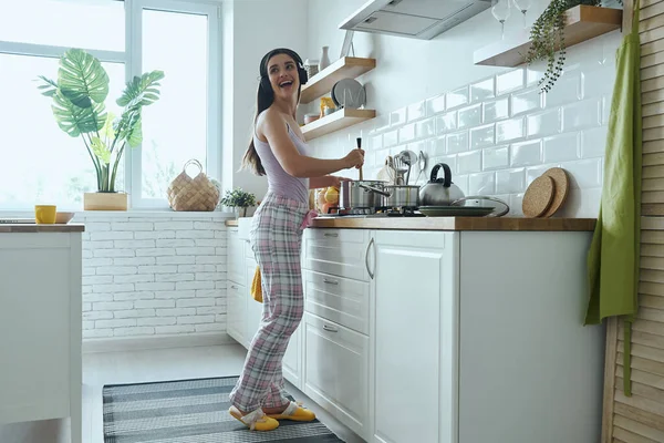 Full Length Happy Young Woman Headphones Enjoying Music While Cooking — Stock Fotó