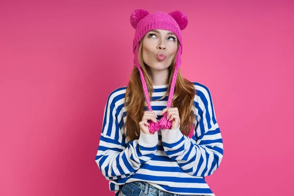 Beautiful Young Woman Pink Hat Looking Thoughtful While Standing Colored — Foto Stock