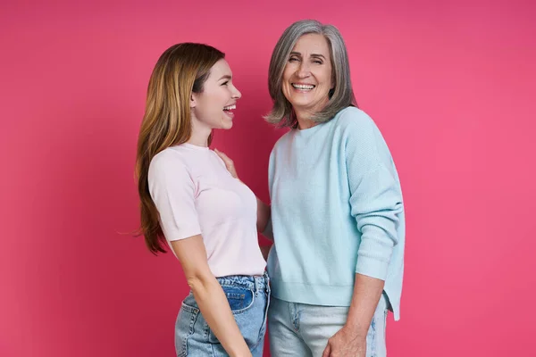 Happy Mother Adult Daughter Standing Together Pink Background — 스톡 사진