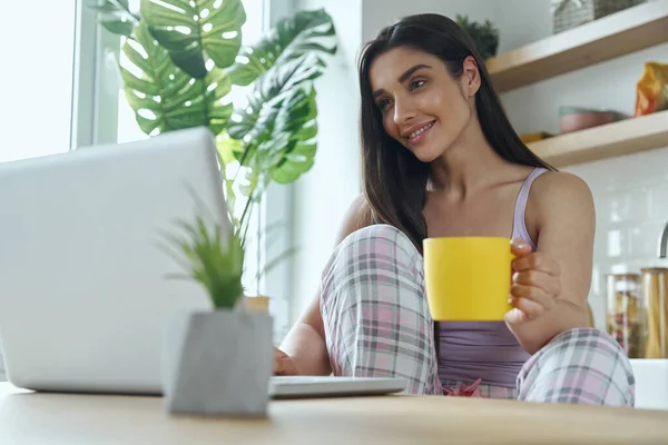 Beautiful Young Woman Enjoying Morning Coffee Using Laptop Domestic Kitchen —  Fotos de Stock