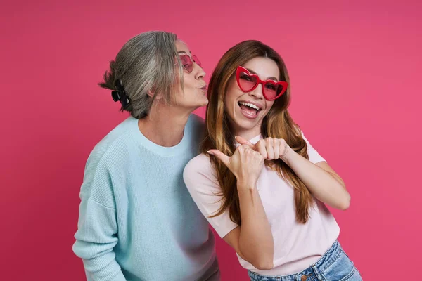 Playful Mother Adult Daughter Funky Eyeglasses Having Fun Pink Background — Photo