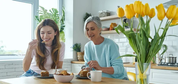 Happy Senior Mother Her Adult Daughter Enjoying Hot Drinks Sweet — Stock Photo, Image