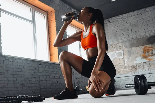 Young African Woman Drinking Water While Taking Break Gym — Foto de Stock