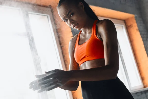 Confident African Woman Preparing Hands Talcum Powder Training Gym — Fotografia de Stock