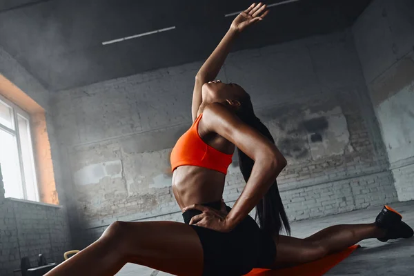 Beautiful Young African Woman Stretching Splits Gym — Stock fotografie