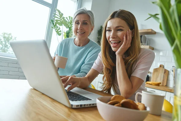 Relaxed Senior Mother Her Adult Daughter Using Laptop While Spending — Stock Photo, Image