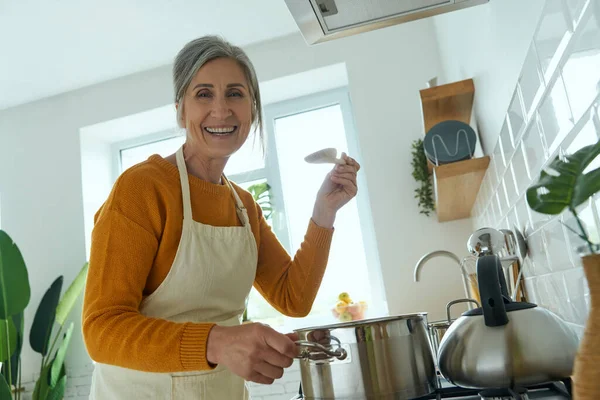 Happy Senior Woman Looking Camera While Cooking Domestic Kitchen — Stockfoto