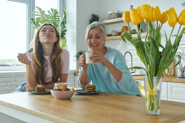 Happy Senior Mother Her Adult Daughter Enjoying Hot Drinks Sweet — Stock Fotó