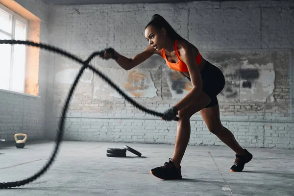 Concentrated Young African Woman Exercising Battle Ropes Gym — Foto de Stock