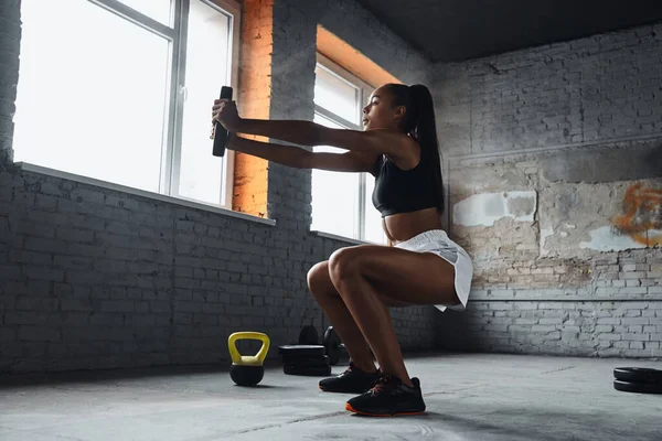 Concentrated Young African Woman Lifting Weights While Exercising Gym — Foto de Stock