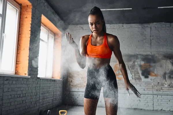 Concentrated Young Woman Using Talcum Powder Hands Training Gym — Foto Stock