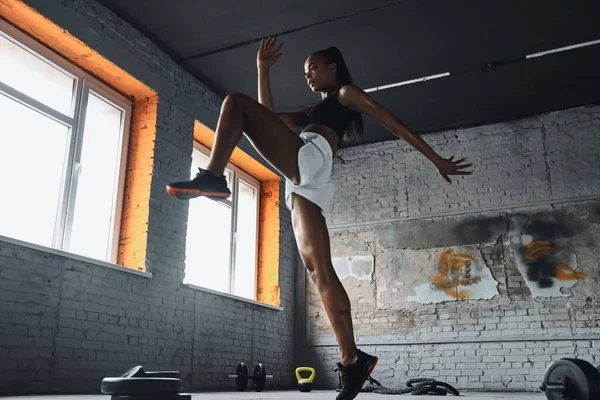 Αυτοπεποίθηση Νεαρή Αφρικανική Γυναίκα Άλμα Κατά Διάρκεια Άσκησης Στο Γυμναστήριο — Φωτογραφία Αρχείου