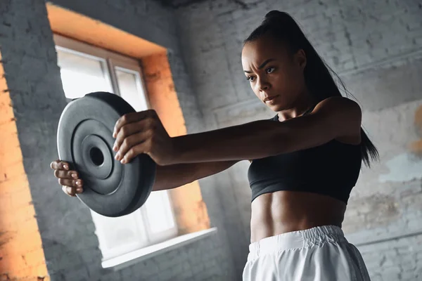 Concentrated Young African Woman Lifting Weights While Exercising Gym — Foto de Stock