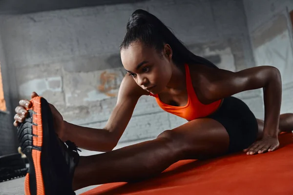 Confident Young African Woman Stretching Splits Gym —  Fotos de Stock