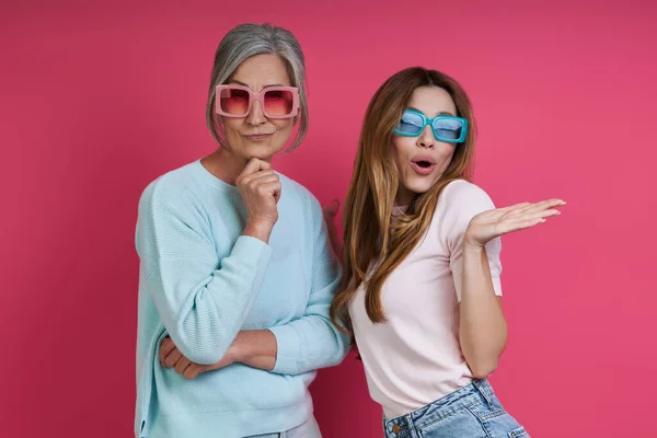 Senior Mother Adult Daughter Funky Eyeglasses Having Fun Pink Background — Foto Stock