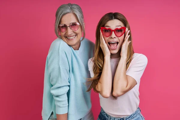 Happy Mother Adult Daughter Funky Eyeglasses Having Fun Pink Background — 스톡 사진