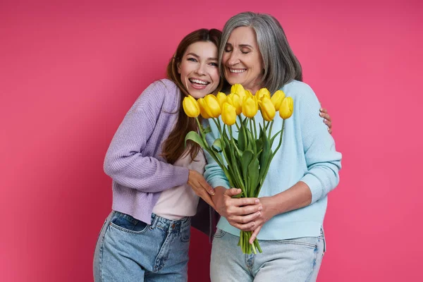 Happy Mother Holding Tulips While Her Adult Daughter Standing Pink — Stockfoto