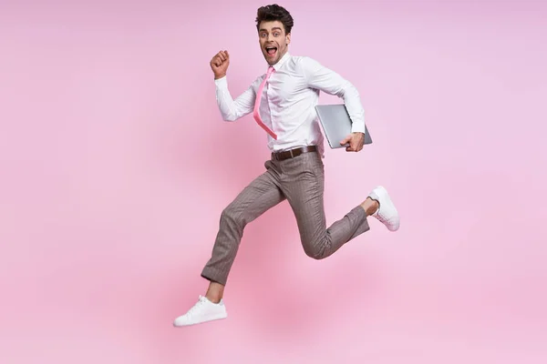 Ευτυχισμένος Νεαρός Άνδρας Πουκάμισο Και Γραβάτα Πηδάει Πάνω Ροζ Φόντο — Φωτογραφία Αρχείου
