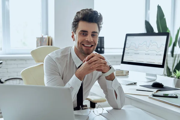 Cheerful Man Shirt Tie Looking Camera While Sitting His Working — Foto de Stock