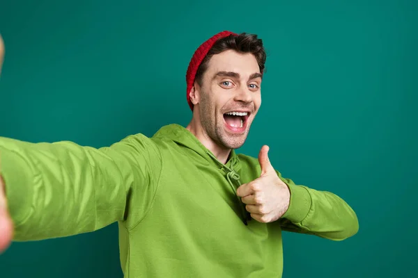 Happy Young Man Making Selfie Gesturing While Standing Green Background — ストック写真