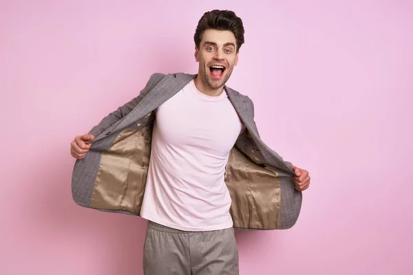Happy Young Man Suit Unbuttoning His Jacket While Standing Pink — Stock fotografie