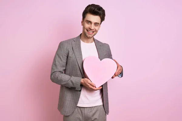 Happy Young Man Suit Holding Paper Heart While Standing Pink — Fotografia de Stock