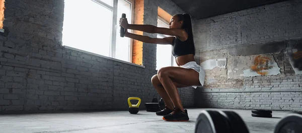 Confident Young African Woman Lifting Weights While Exercising Gym — Foto de Stock