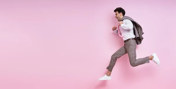 Excited Man Shirt Tie Carrying Jacket Shoulder While Jumping Pink — Zdjęcie stockowe
