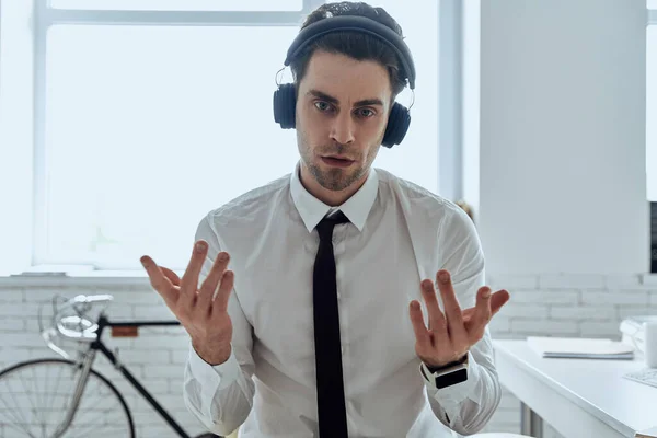 Confident Young Man Headphones Looking Camera Gesturing While Sitting Office — 图库照片