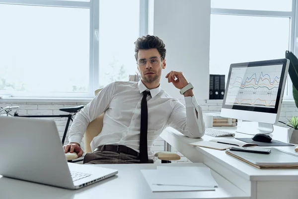 Handsome Man Shirt Tie Looking Camera While Sitting His Working — Stockfoto