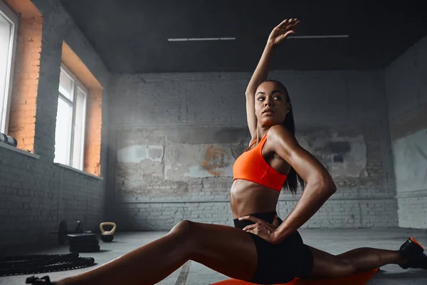Attractive Young African Woman Stretching Splits Gym — ストック写真