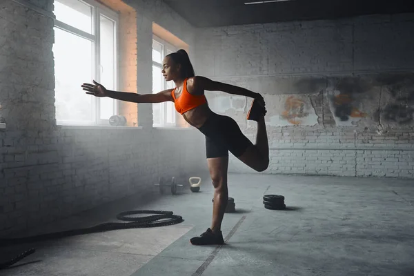 Attractive Young African Woman Sports Clothing Doing Stretching Exercises Gym — ストック写真