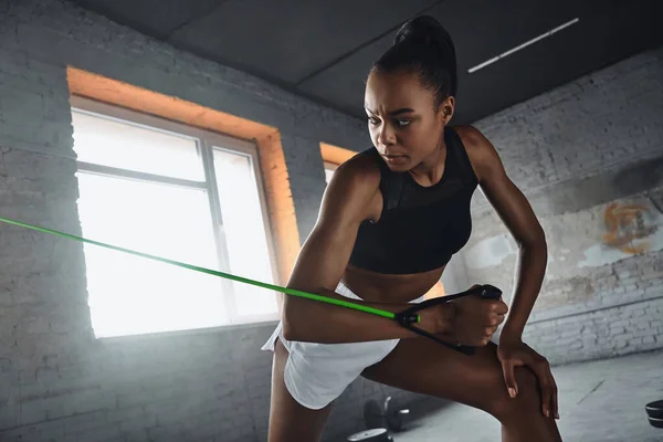 Beautiful Young African Woman Exercising Elastic Resistance Band Gym — 스톡 사진