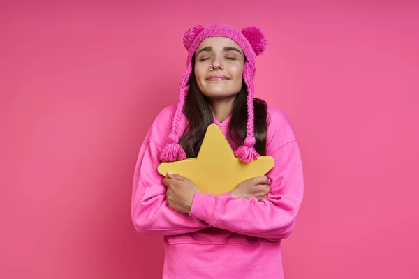 Beautiful Young Woman Funky Hat Embracing Paper Star Smiling Pink — Fotografia de Stock