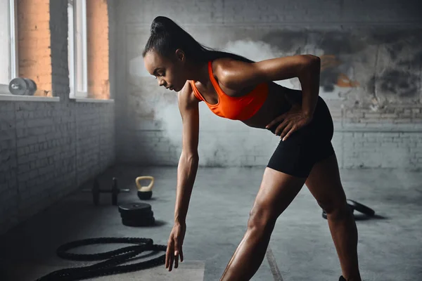 Beautiful Young African Woman Sports Clothing Exercising Gym — 스톡 사진