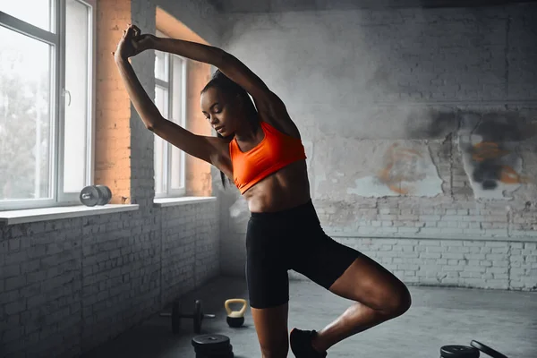 Beautiful Young African Woman Sports Clothing Exercising Gym — Zdjęcie stockowe
