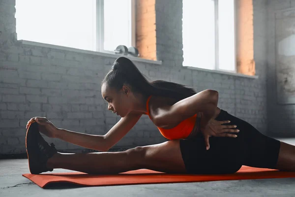 Concentrated Young African Woman Stretching Splits Gym — Stock Fotó