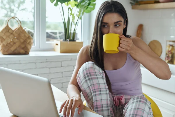 Beautiful Young Woman Enjoying Morning Coffee Using Laptop Domestic Kitchen — Stockfoto
