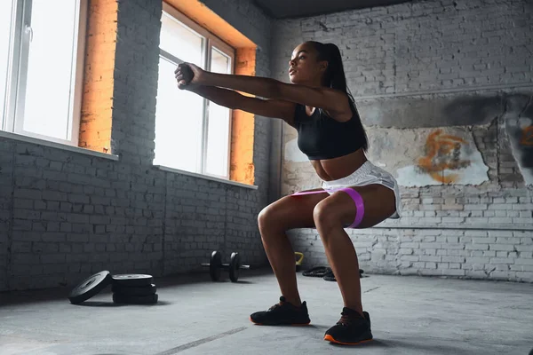 Full Length Young African Woman Using Elastic Resistance Band While —  Fotos de Stock