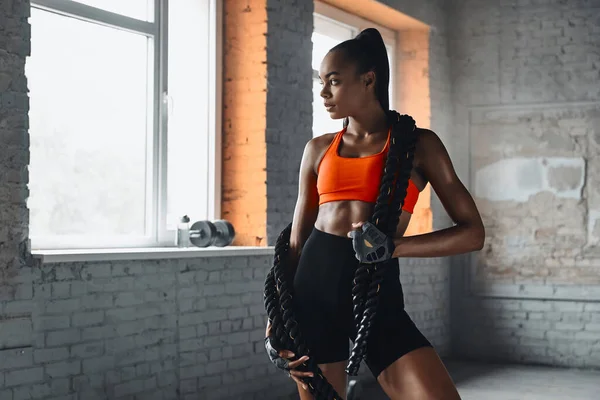 Beautiful Young African Woman Carrying Battle Rope Shoulders While Standing — Foto de Stock