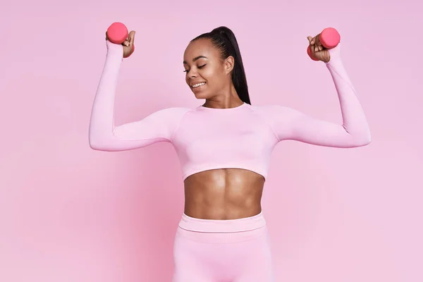 Beautiful Woman Exercising Dumbbells Smiling While Standing Pink Background —  Fotos de Stock