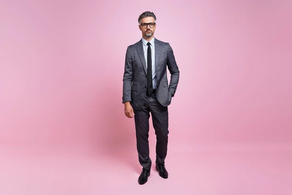 Confident Mature Man Full Suit Looking Camera While Standing Pink — 图库照片