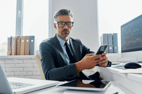 Handsome Mature Man Formalwear Holding Smart Phone While Sitting Office — ストック写真