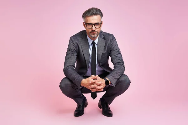 Confident Mature Man Full Suit Looking Camera While Sitting Pink — Stock fotografie