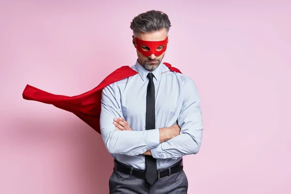 Уверенный Зрелый Мужчина Рубашке Галстуке Супергеройской Накидке Стоя Розовом Фоне — стоковое фото