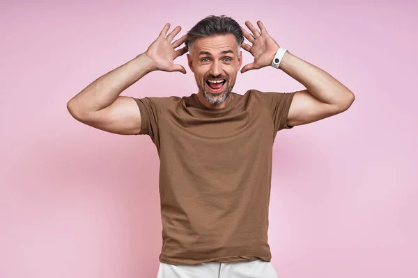 Surprised Mature Man Looking Camera Gesturing While Standing Pink Background — Stock fotografie
