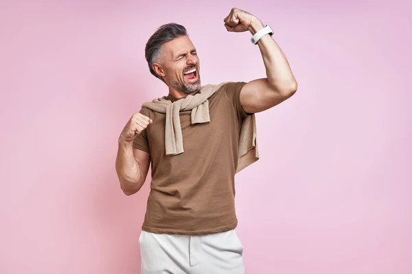 Excited Mature Man Gesturing While Standing Pink Background — Photo