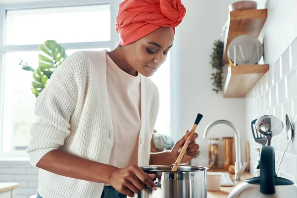 Mulher Africana Bonita Misturando Algo Panela Enquanto Prepara Comida Cozinha — Fotografia de Stock