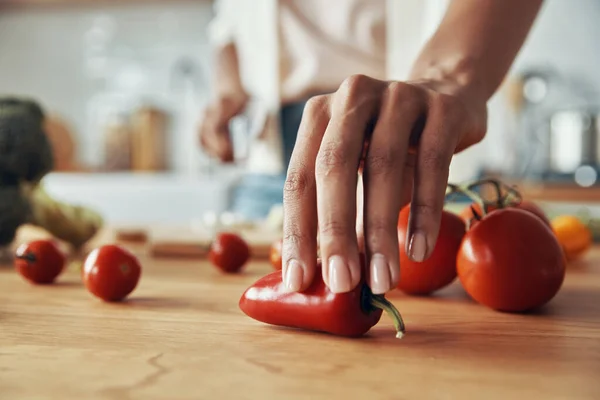 Primer Plano Mujer Irreconocible Recogiendo Pimiento Rojo Mientras Prepara Alimentos — Foto de Stock