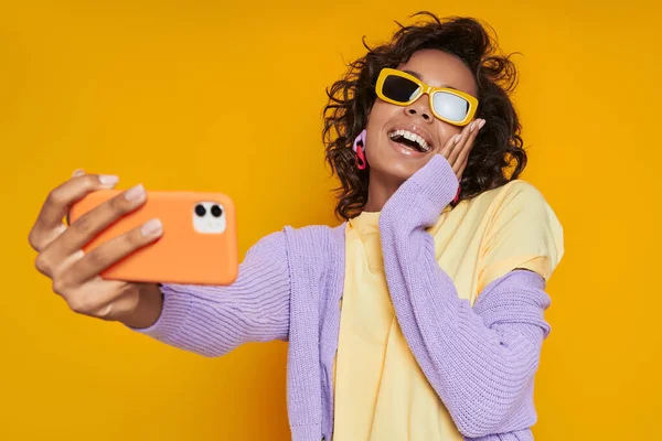 Beautiful African Woman Funky Eyeglasses Making Selfie Smiling Yellow Background — Stock Photo, Image